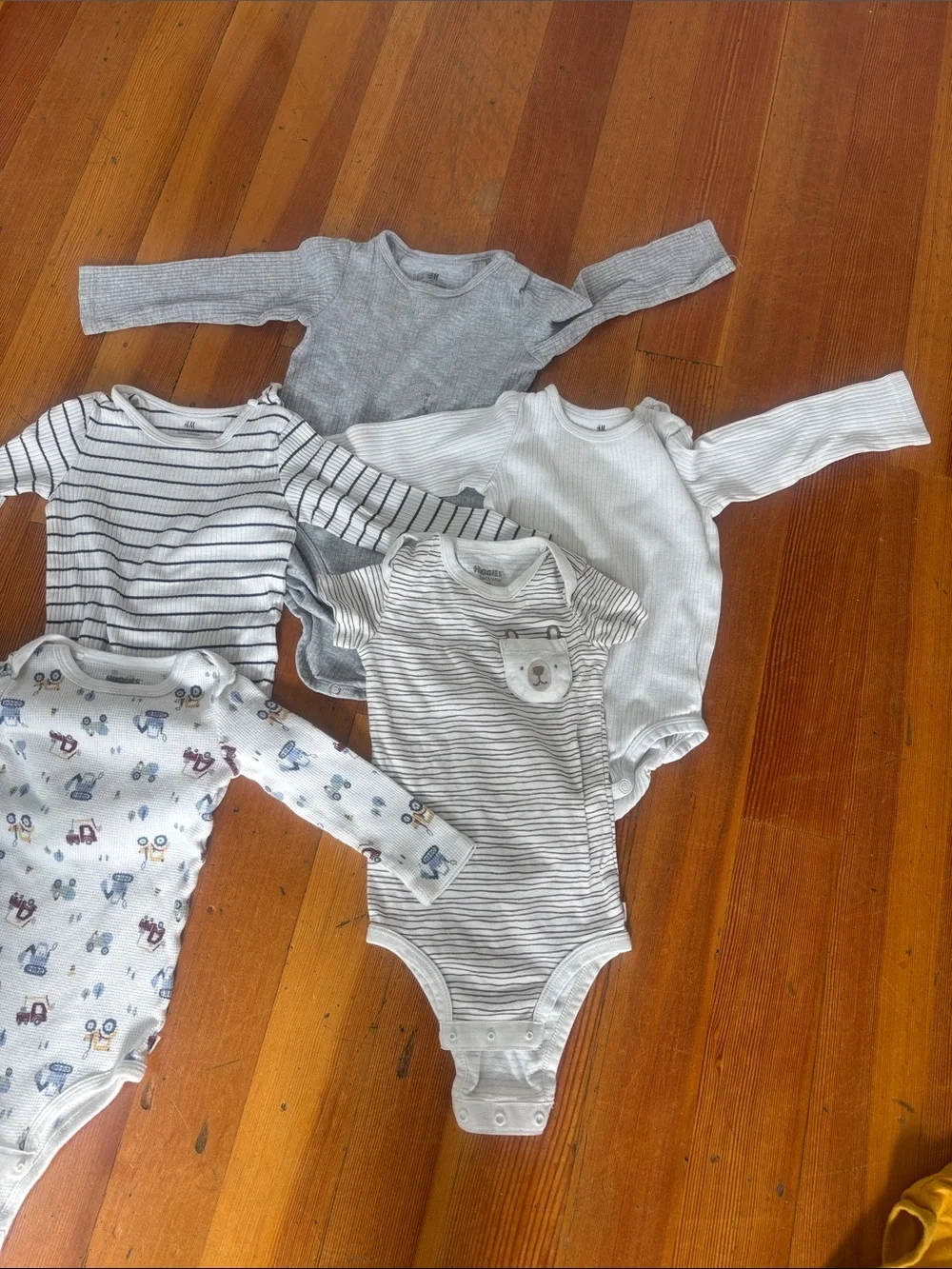 5 pack H&M Huggies bodysuit onesies 12m - 18m